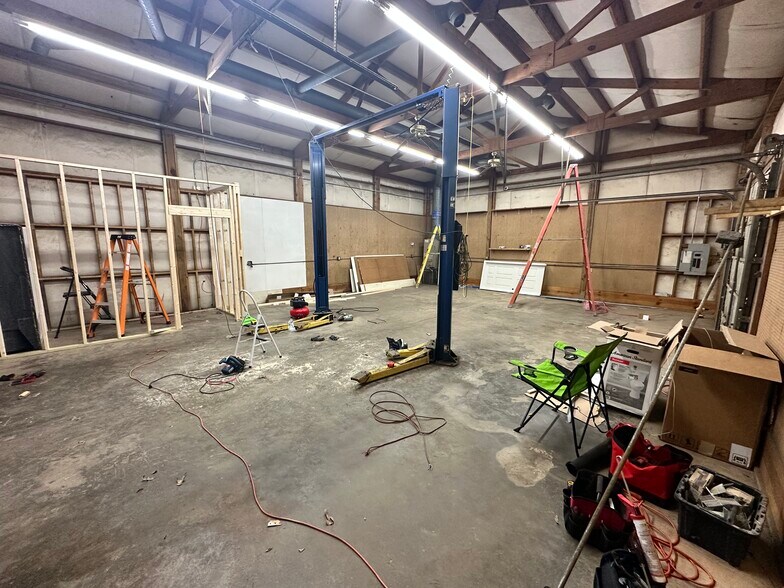 More Photos Of 132 2nd Ave, New London Warehouse For Lease