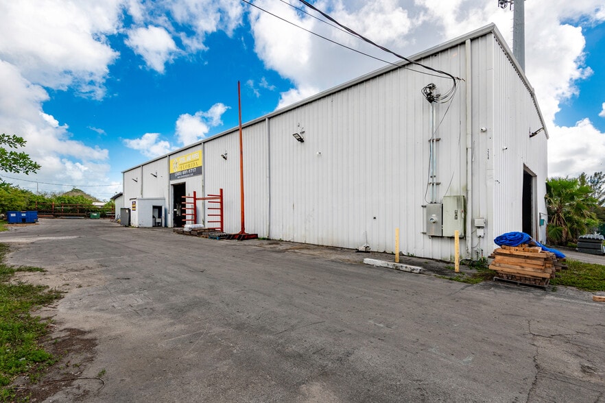 More Photos Of 2250 NW 77th Ter, Miami Warehouse For Lease