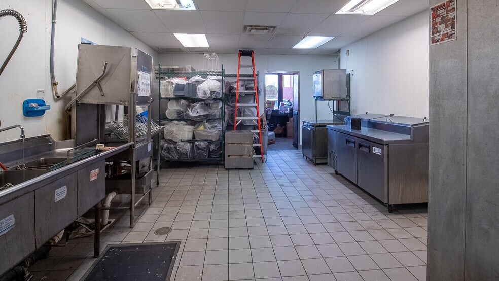 More Photos Of 105 S Oak Ave, Owatonna Freestanding For Lease