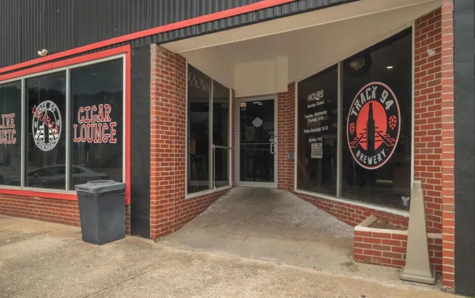 More Photos Of 1107 Cherokee Ave, Seneca Restaurant For Sale