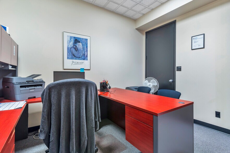 More Photos Of 1120 Westwood St, Coquitlam Office For Sale