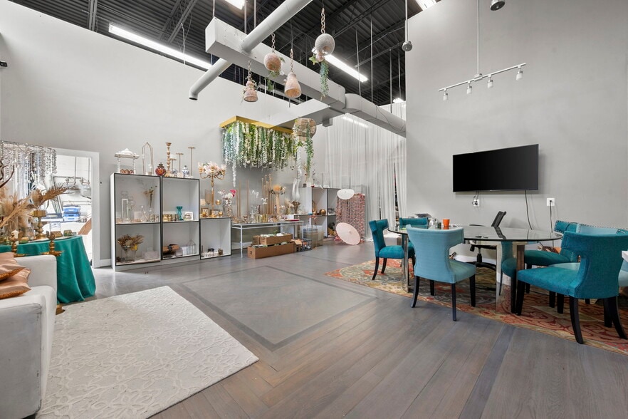 More Photos Of 8480-8486 Tyco Rd, Vienna Showroom For Lease