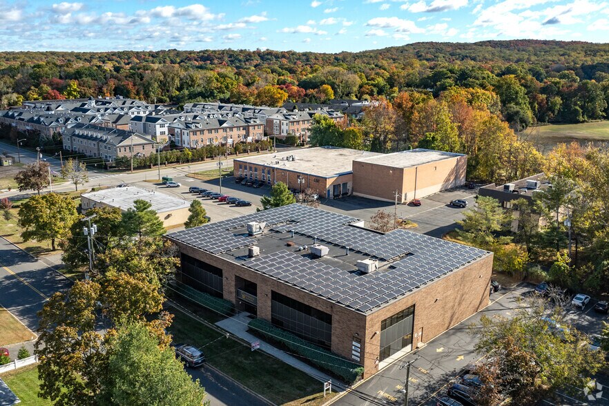 More Photos Of 190 Veterans Dr, Northvale Distribution For Lease