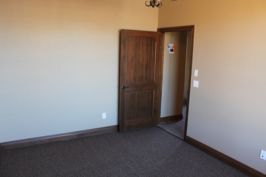 More Photos Of 17236 N May Ave, Edmond Office For Sale
