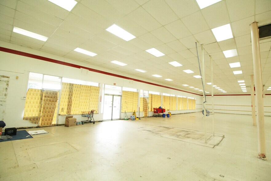 More Photos Of 10690-10696 Lem Turner Rd, Jacksonville Unknown For Lease