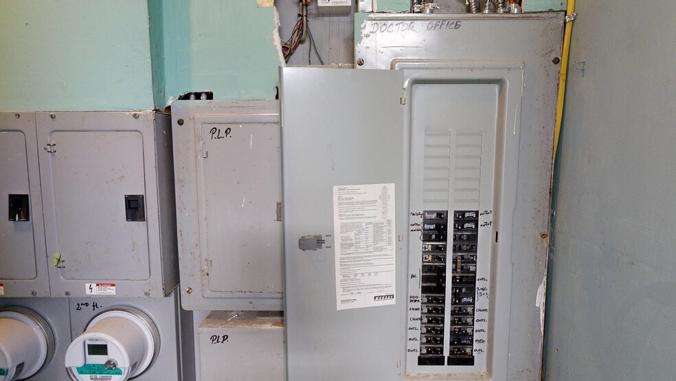 More Photos Of 127 Bedford Ave, Brooklyn Storefront Retail Office For Lease