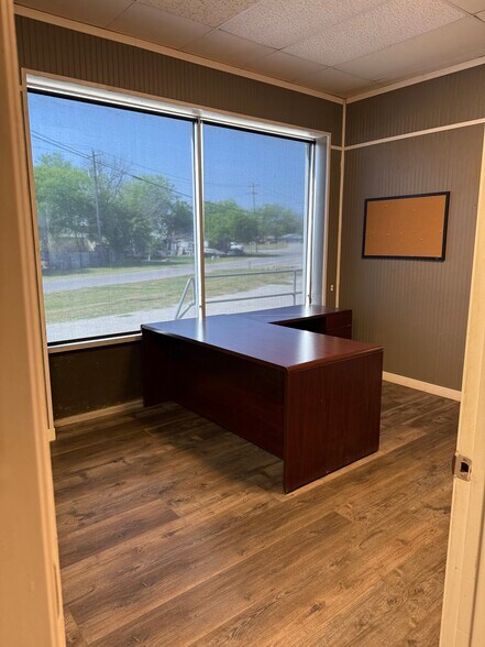 More Photos Of 205 E Dailey St, Kenedy Warehouse For Sale