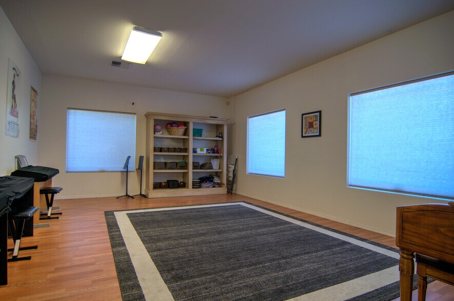 More Photos Of 1900 Belmont Loop, Woodland Storefront Retail Office For Lease