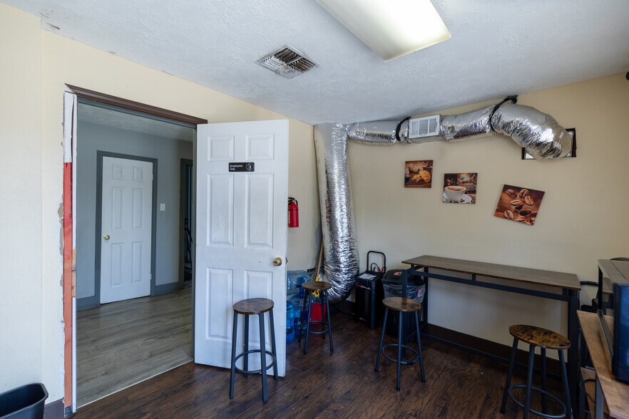 More Photos Of 510 Grand Ave, Bacliff Showroom For Lease