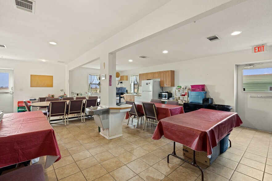 More Photos Of 2225 S State Highway 95, Taylor Freestanding For Lease