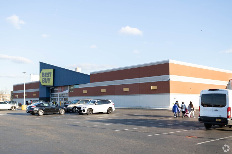 More Photos Of 8973 Bay Pkwy, Brooklyn Unknown For Lease