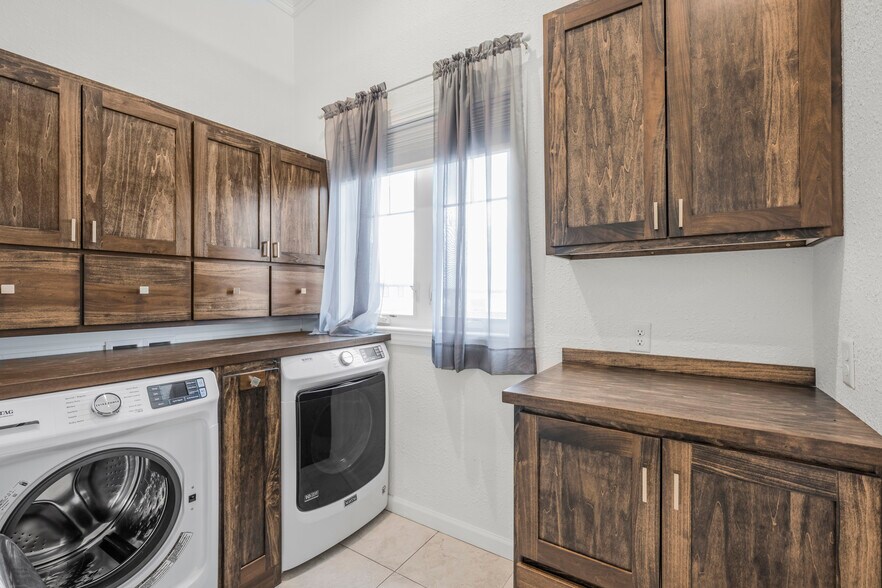 More Photos Of 90917 240th St, Austin Light Distribution For Sale