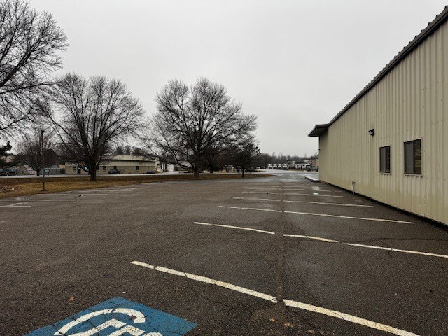 More Photos Of 402 Boyer Cir, Williston Distribution For Lease