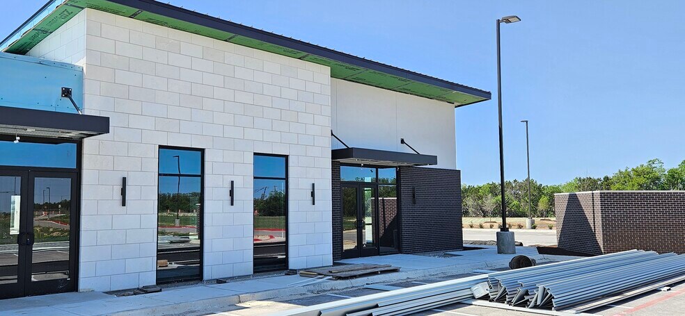 More Photos Of 10861 183A, Leander General Retail For Sale