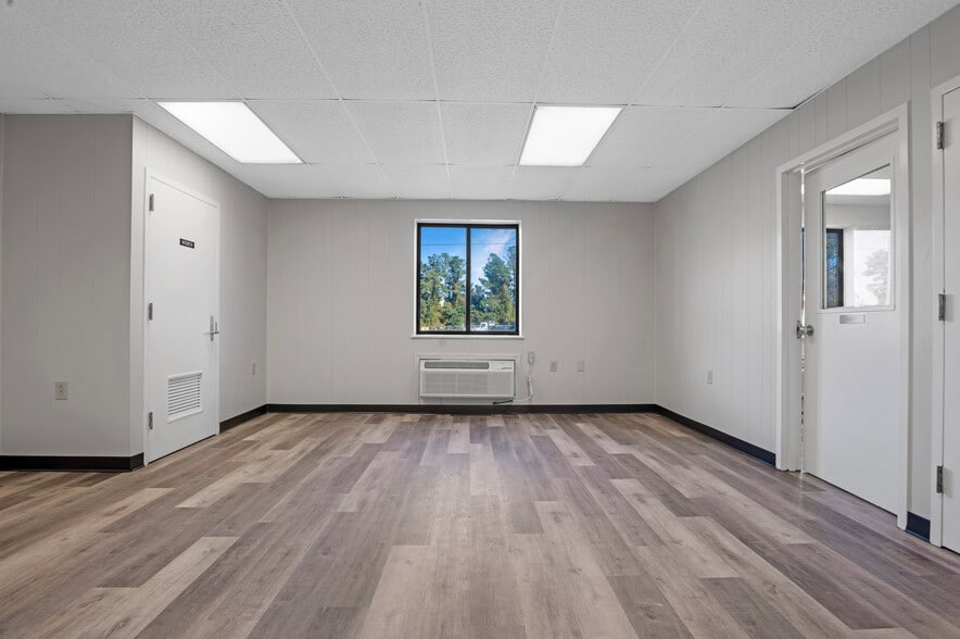 More Photos Of 161 Center St, Jacksonville Truck Terminal For Lease