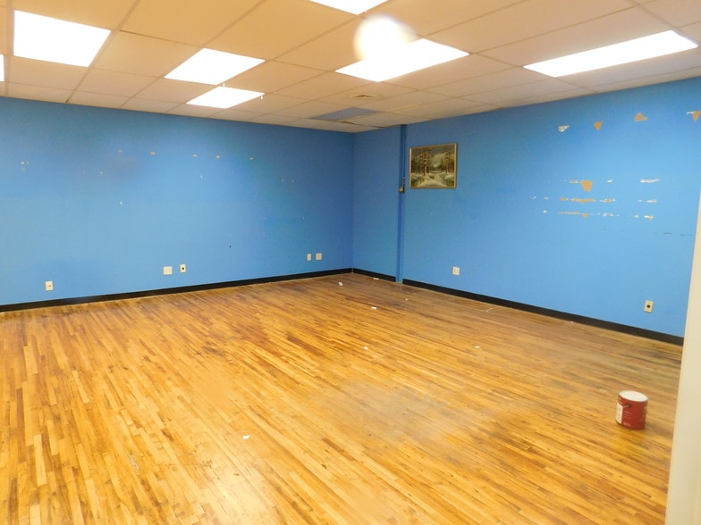 More Photos Of 131 Liberty Ave, Mineola Warehouse For Sale