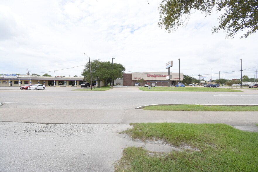 More Photos Of 1101-1139 S Broadway St, La Porte Unknown For Sale