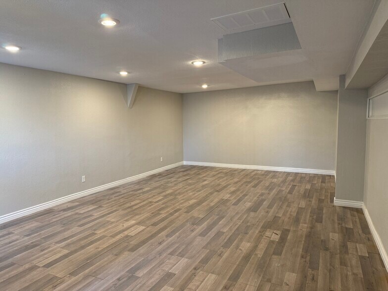 More Photos Of 10729 N 19th Ave, Phoenix Flex For Lease