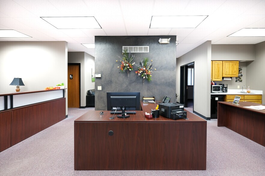 More Photos Of 40 Good Counsel Dr, Mankato Office For Sale