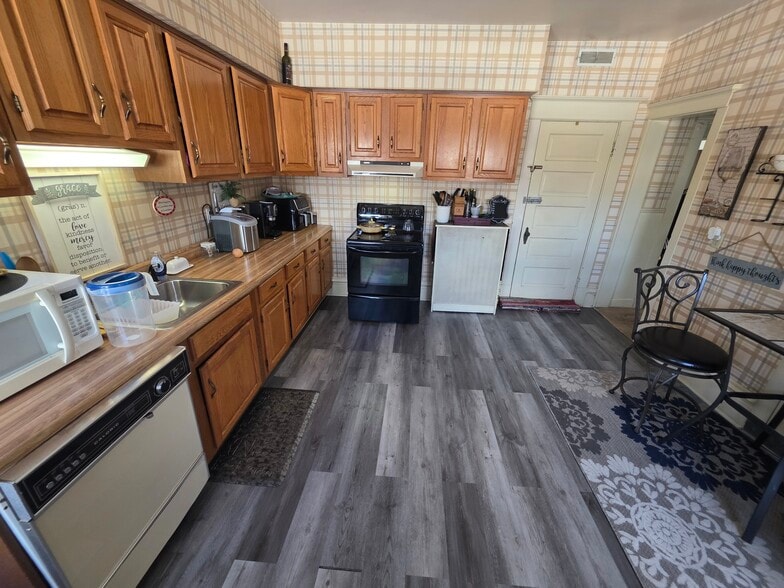 More Photos Of 1451 E Market St, Warren Medical For Sale