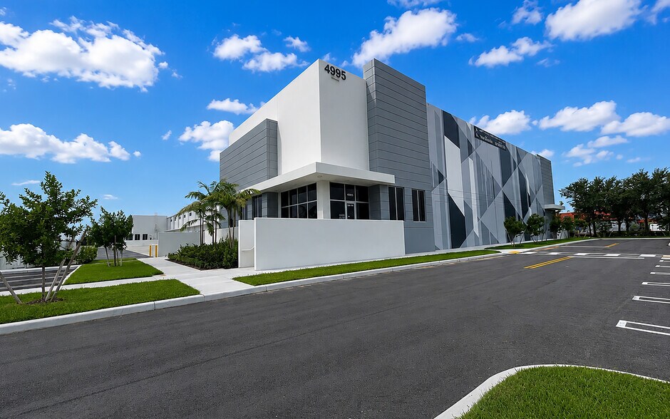 More Photos Of 4995 NW 77th Ave, Miami Warehouse For Lease