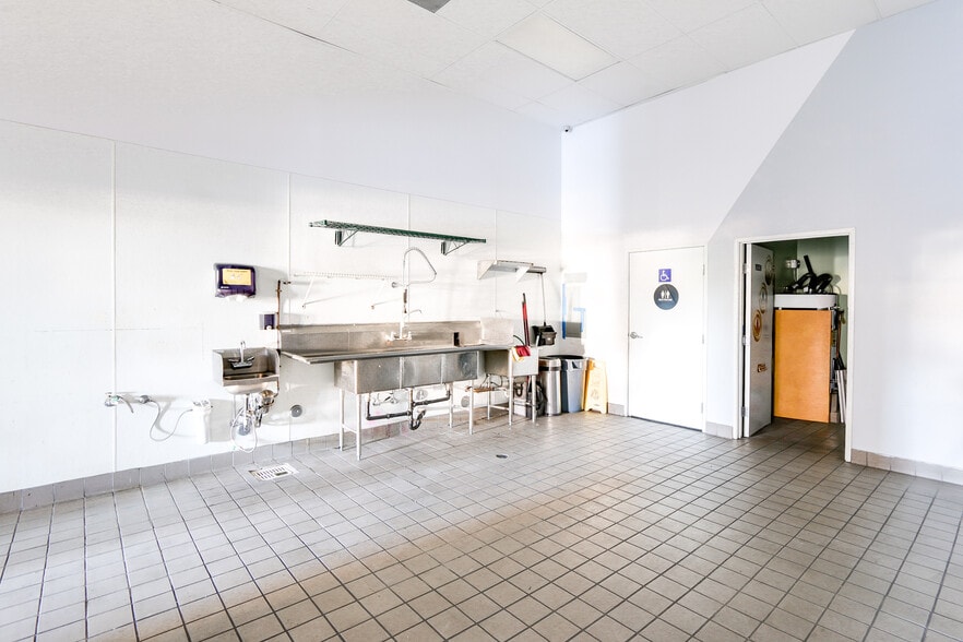 More Photos Of 19636-19648 Sherman Way, Reseda Storefront For Lease