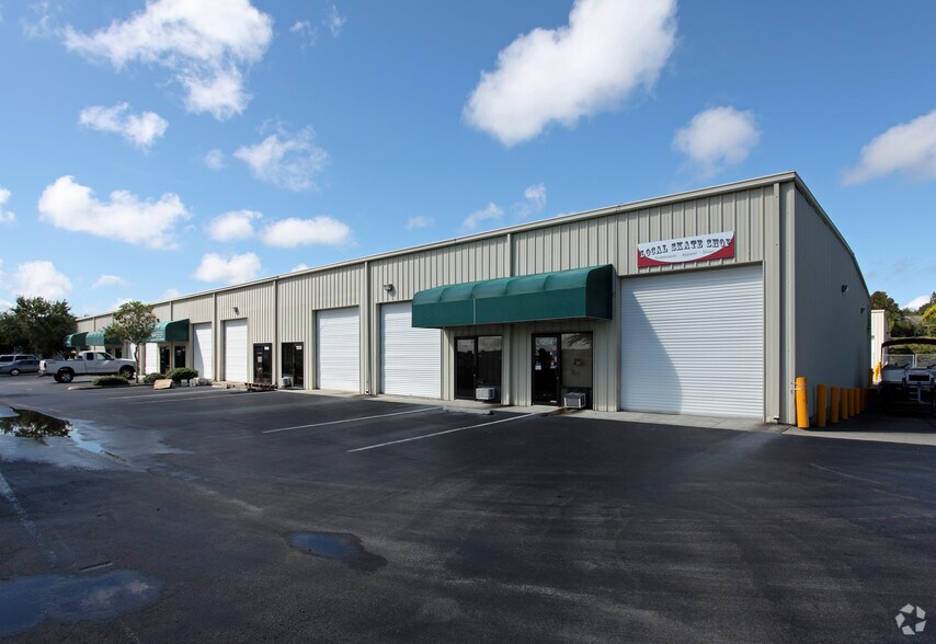 Primary Photo Of 1240-1260 Commons Ct, Clermont Light Manufacturing For Lease