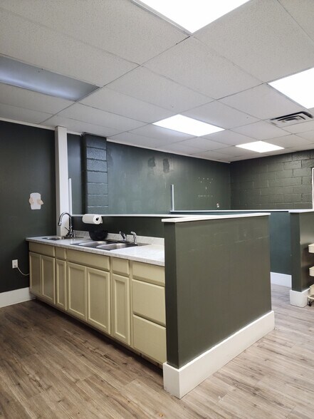 More Photos Of Point Plz, Somers Point Light Manufacturing For Lease