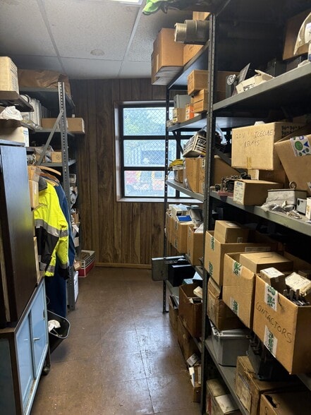 More Photos Of 96 Nassau Rd, Roosevelt Industrial For Lease