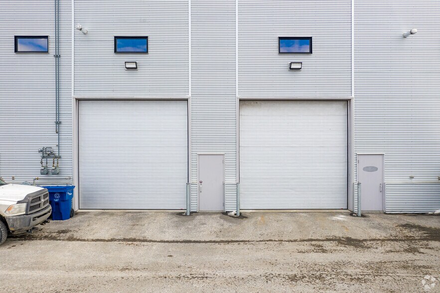 More Photos Of 1699-1709 Rue Marcel-Benoît, Laval Warehouse For Lease
