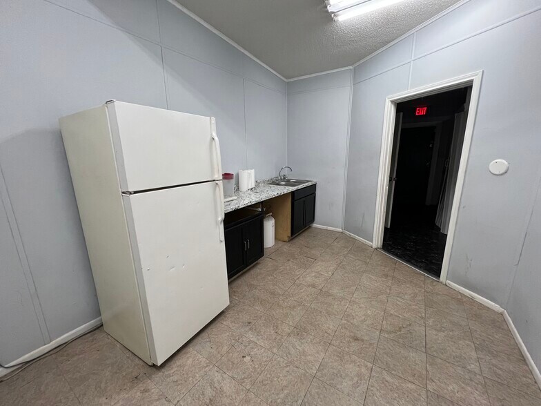 More Photos Of 2922 Bert Kouns Industrial Loop, Shreveport General Retail For Lease