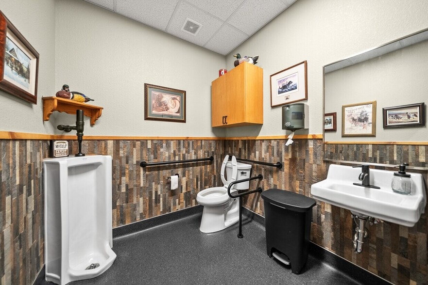 More Photos Of 255 W Princeton Dr, Princeton Flex For Sale