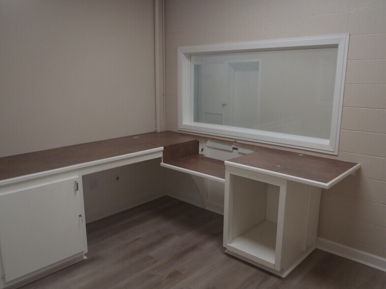 More Photos Of 2025 McLarty Dr, Newport Office For Sale