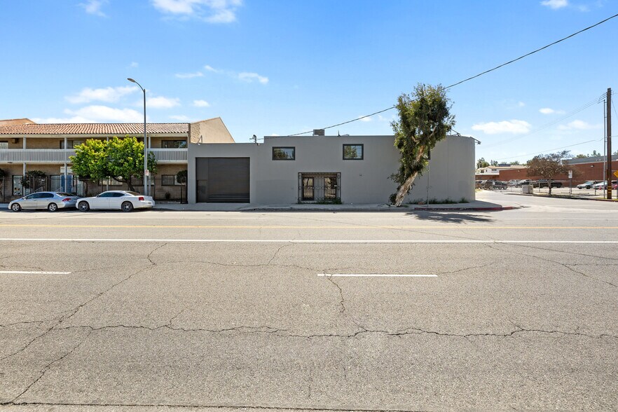 More Photos Of 18536 Oxnard St, Tarzana Warehouse For Sale