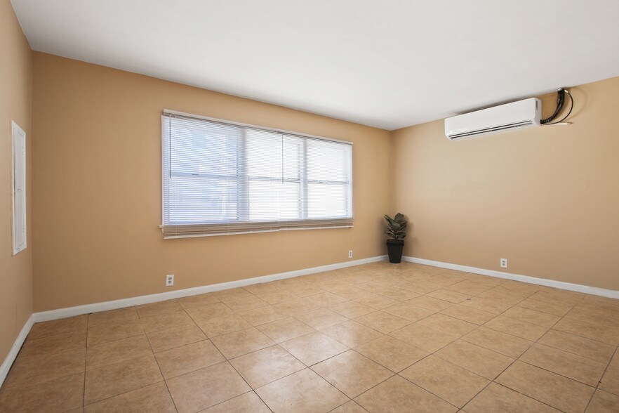 More Photos Of 2245-2251 Westwood Blvd, Los Angeles Storefront For Sale