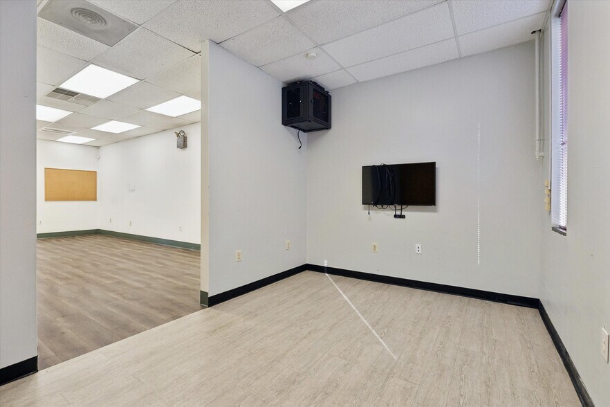 More Photos Of 10501 Academy Rd, Philadelphia Medical For Sale