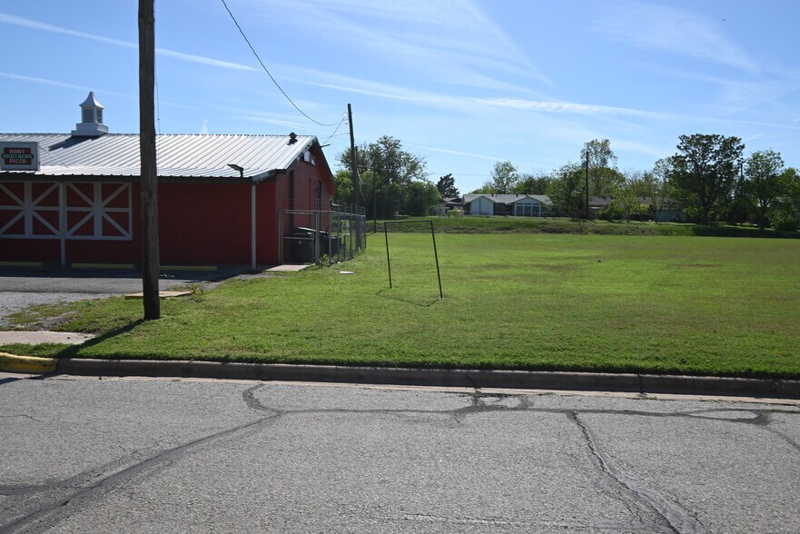 More Photos Of 1722 Cimarron Trl, Wichita Falls Specialty For Sale