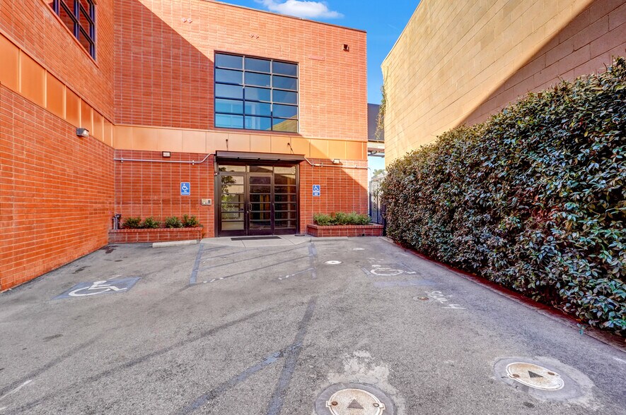 More Photos Of 2330 Pontius Ave, Los Angeles Loft Creative Space For Lease