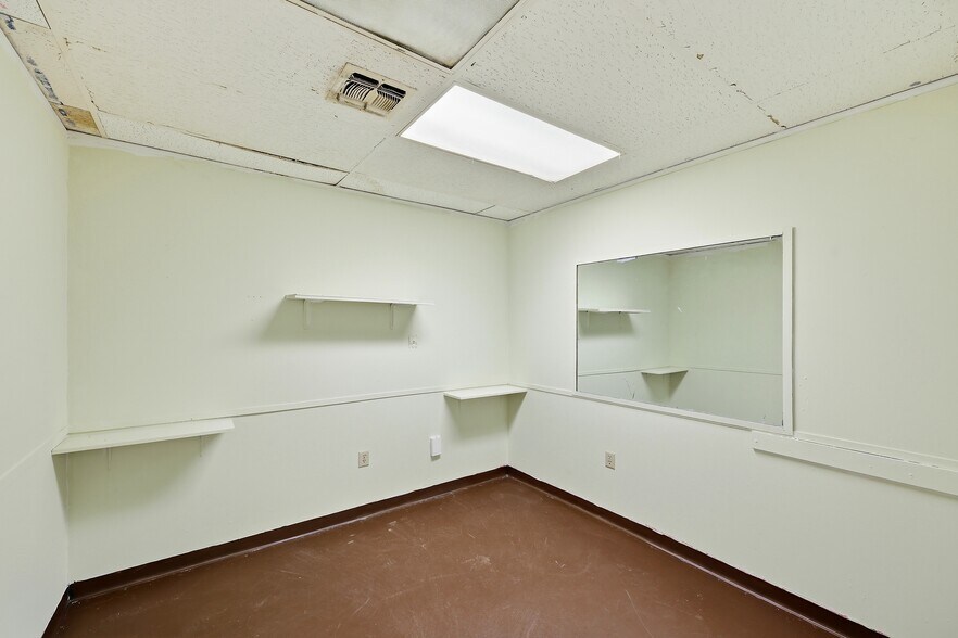 More Photos Of 4795 Mcwillie Dr, Jackson Office For Sale