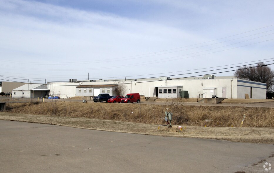 More Photos Of 3061 W Albany St, Broken Arrow Distribution For Sale