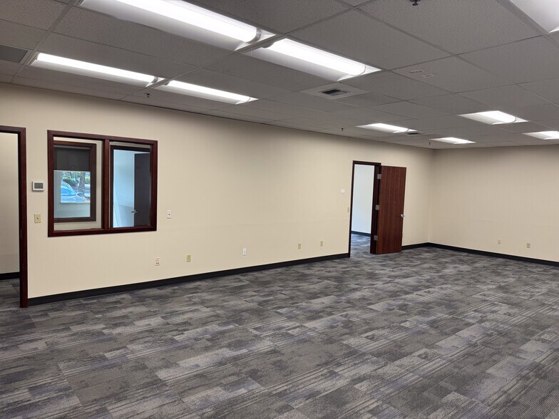 More Photos Of 8316-8330 S 259th St, Kent Unknown For Lease