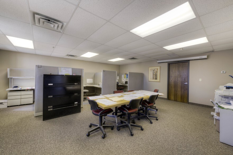 More Photos Of 9901-9927 Valley View Rd, Eden Prairie Showroom For Lease