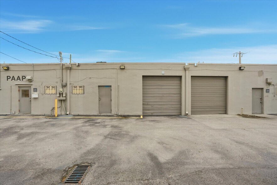 More Photos Of 274 NE 67th St, Miami Showroom For Lease