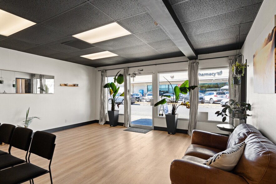 More Photos Of 237 SE G St, Grants Pass Storefront Retail Office For Sale