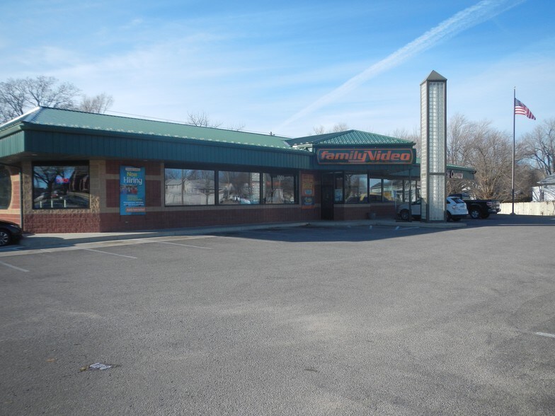 Primary Photo Of 1001 N Main St, Newton General Retail For Lease