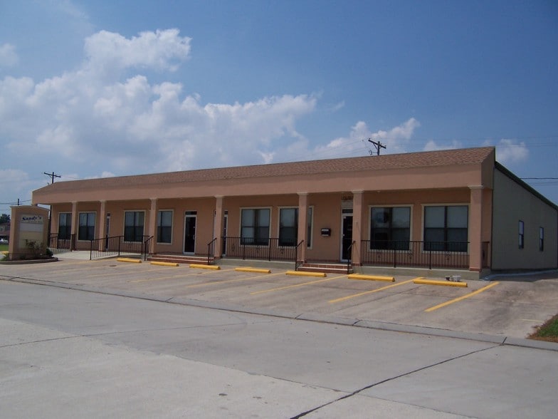 More Photos Of 3620 De La Ronde Dr, Chalmette Storefront Retail Office For Lease