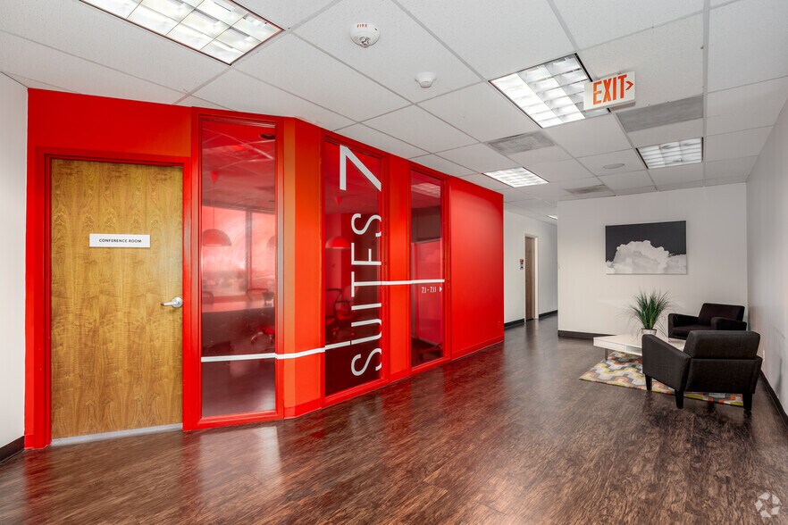 More Photos Of 1111 W Mockingbird Ln, Dallas Office For Lease