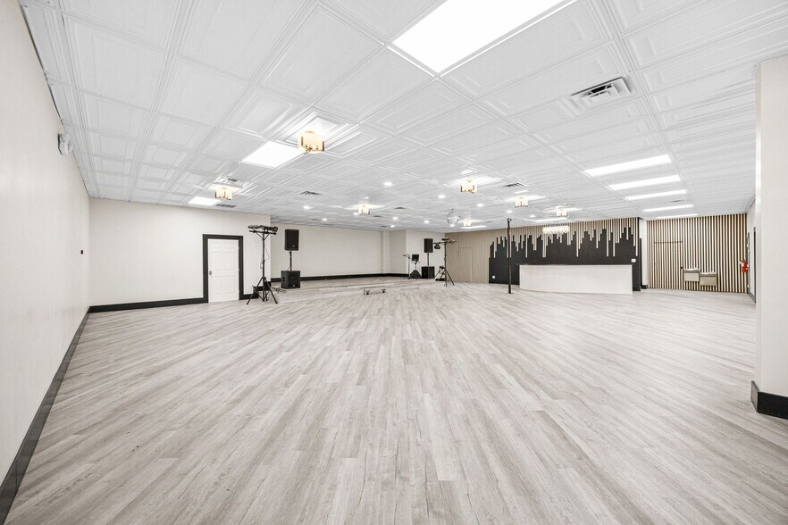 More Photos Of 8777 S Gessner Dr, Houston Freestanding For Lease