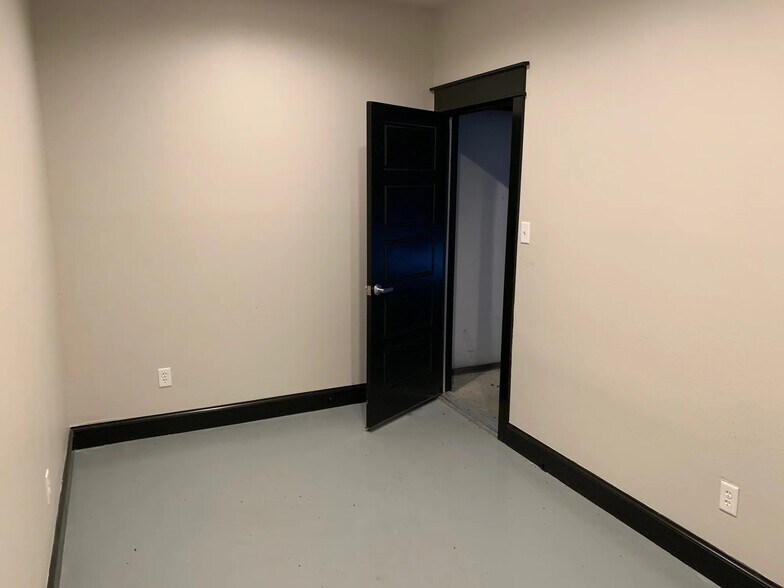 More Photos Of 4568 Gloria Allen Dr, College Station Warehouse For Lease
