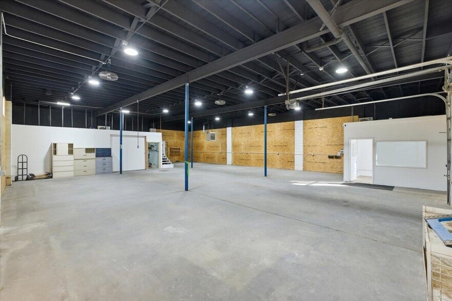 More Photos Of 724 Creek Top St, Council Bluffs Warehouse For Lease